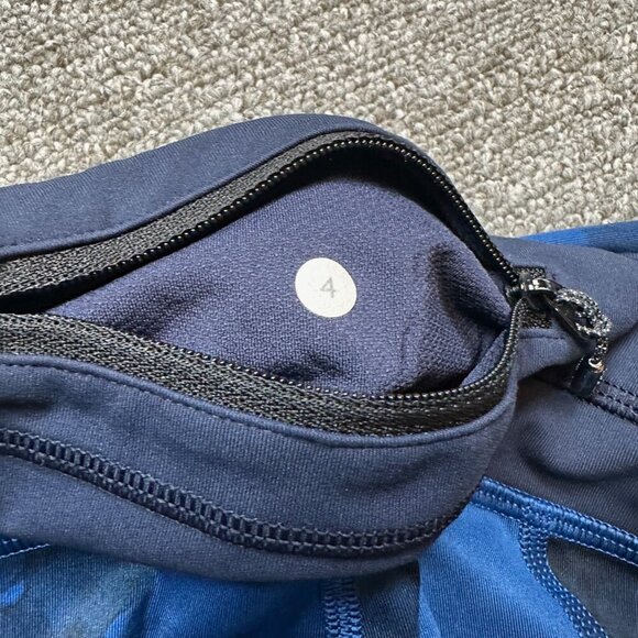 Lululemon Speed Crop Legging in Jumbo Blue Floral & Black Size 4 - Mid-Rise - Picture 5 of 5